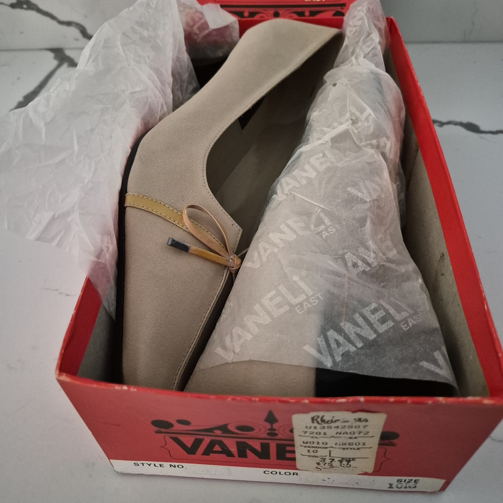 "VINTAGE" Vaneli Beige Heels with Gold Bow Accent - Picture 2 of 10